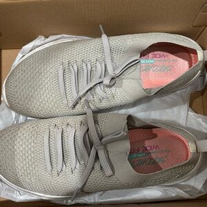 Sketchers Tan Shoes Women’s Size 9.5